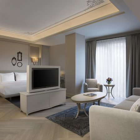 Lazzoni Hotel Istanbul Exteriör bild A suite at the hotel