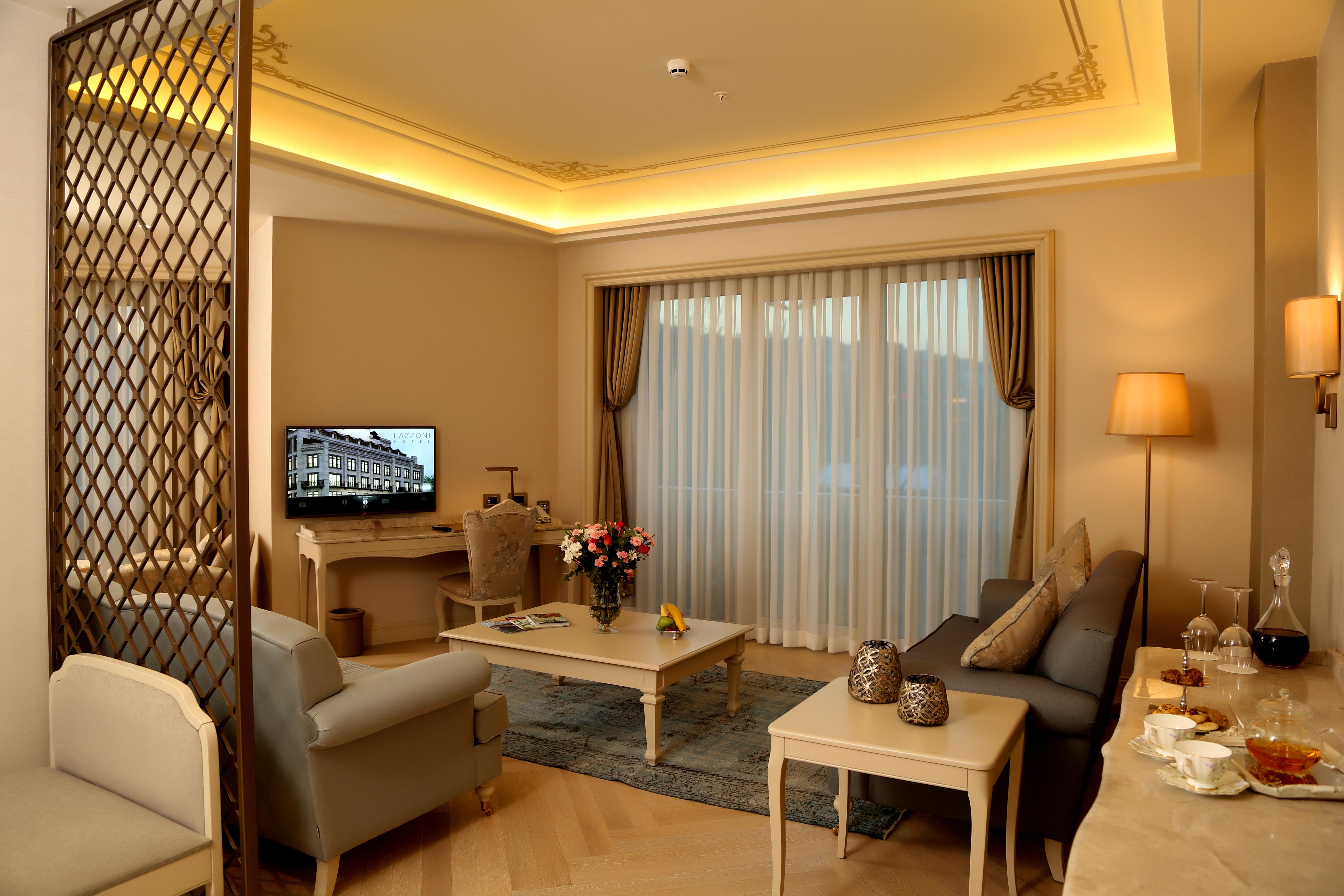 Lazzoni Hotel Istanbul Exteriör bild A living room in a suite at the hotel