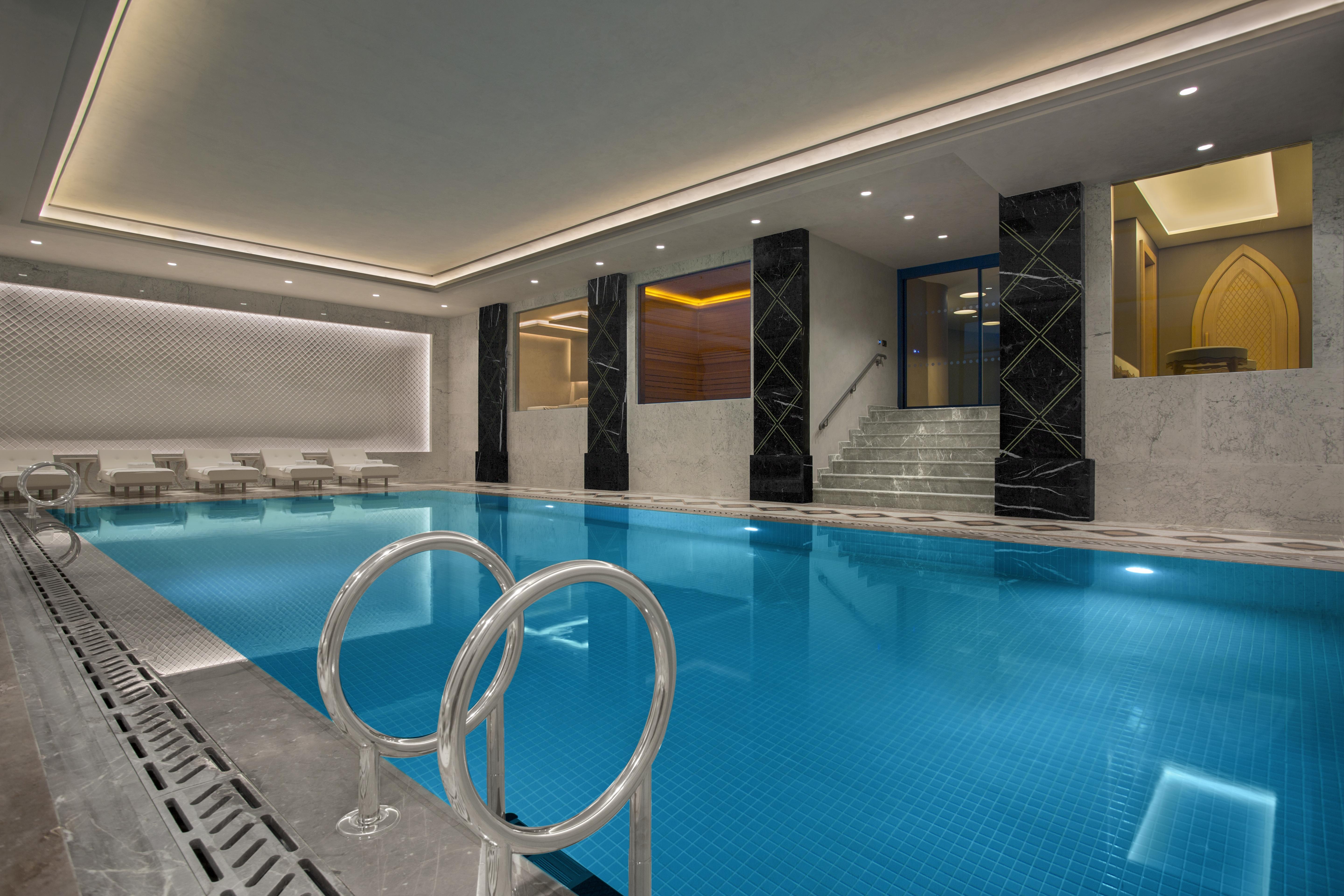 Lazzoni Hotel Istanbul Exteriör bild The pool at the hotel